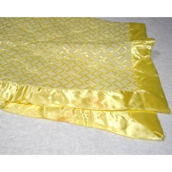 Vintage MCM Acrylic Baby Blanket, Yellow, Satin Trim, 35in x 48in nursery crib - Picture 5 of 7
